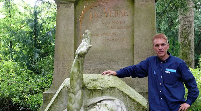 Ante la tumba de Verne